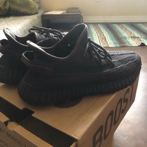 Yeezy 350 V2 - Core Black